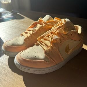 Nike Low-Top Sneakers in Vibrant Yellow